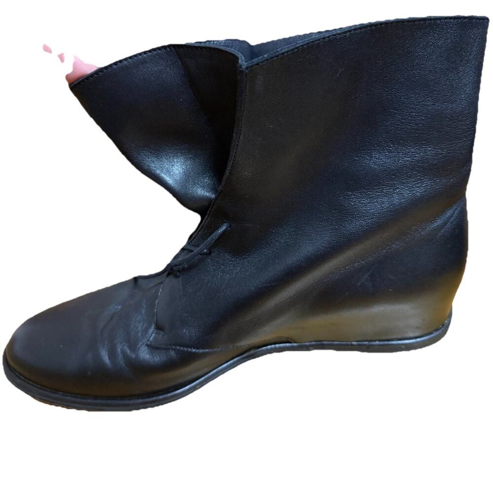 STUART WEITZMAN Woman’s Black Flat Leather Booties Made in Spain Size 9.5 M - Picture 12 of 15